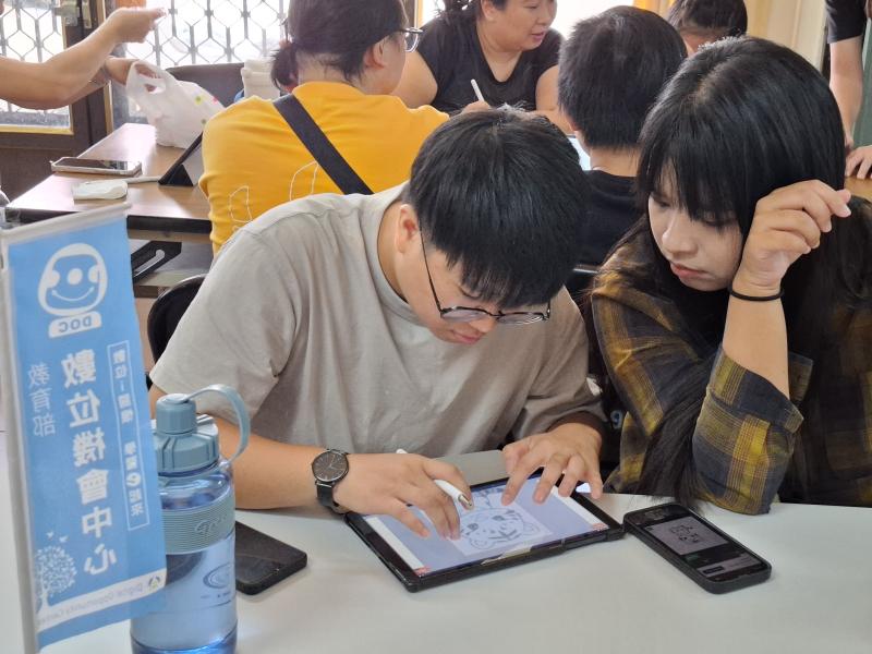 學員使用繪圖軟體，認真地畫出自己想要的線條圖