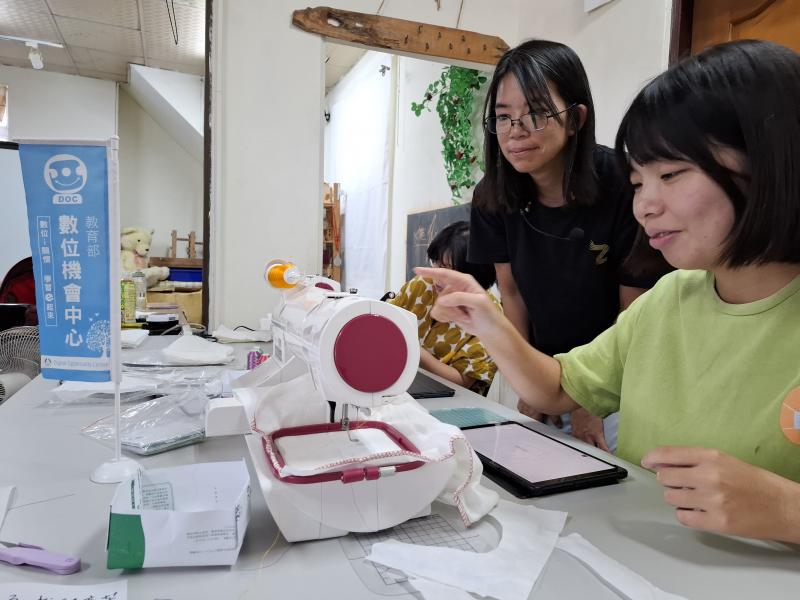 電繡機準備要繡出自己的圖案了，學員緊張地按下開啟鍵