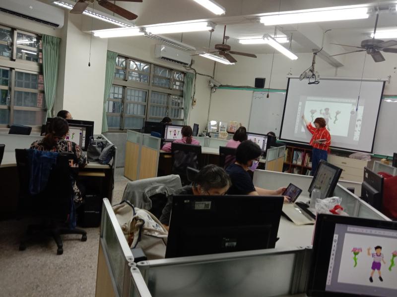 學員滿心期待的平板繪圖課，終於到了上課時間，大家很認真聽著老師的講解，上課的幽默方式，讓課程的一開始，就充滿歡笑聲。