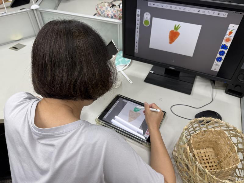 學員遇到不懂的地方，老師立馬解說，讓學員更佳容易上手。