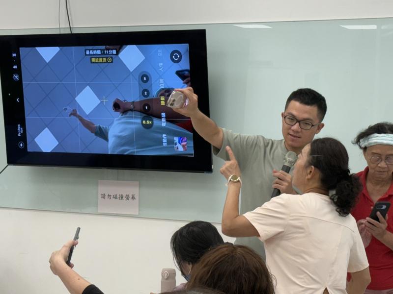 指導學員如何使用主鏡頭以盲拍方式拍攝取景