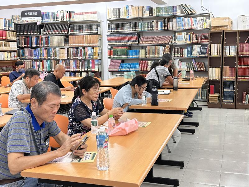 大家認真的操作手機