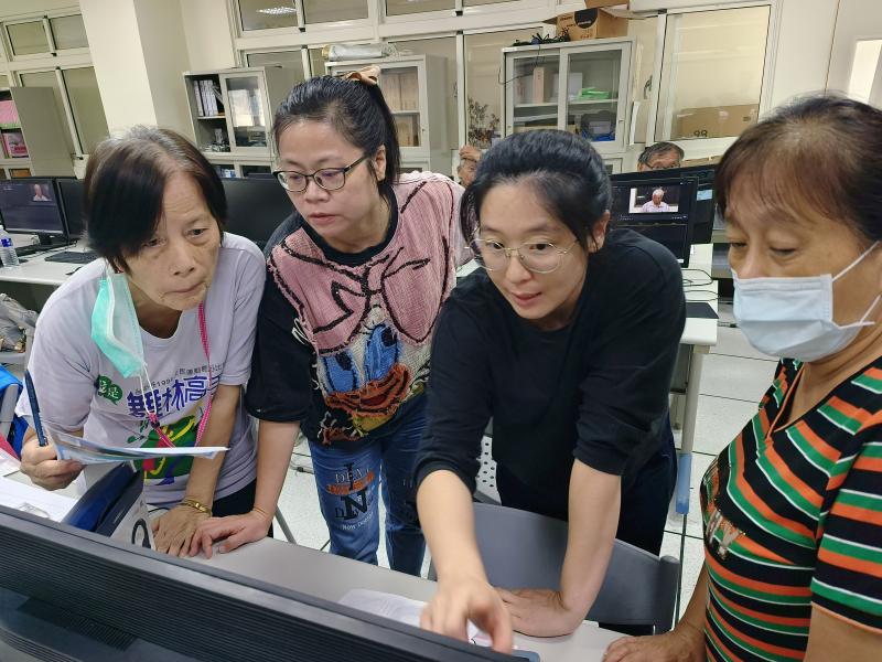 劉靜宜導演在與學員溝通影片畫面的安排，某幾段文字可以搭配哪些適合的畫面