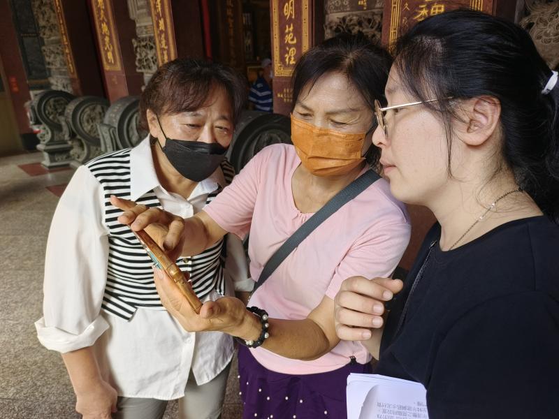 導演在學員取景拍攝過程中，逐一觀察學員的拍攝成果，適時給予構圖與運鏡上的建議