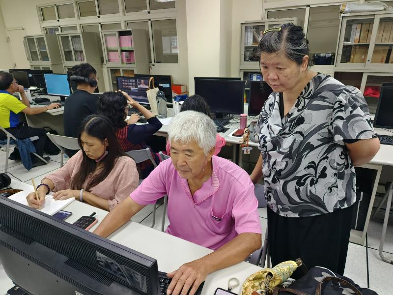 學員們正在剪輯影片，調整畫面長度、切換角度、添加字幕與轉場效果，讓影片更流暢