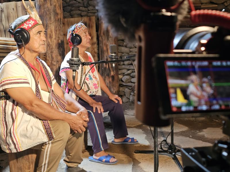 這次來錄製歌謠的耆老，都來自卓溪鄉中正部落，一位是人稱包爺的高新興、另一位是巴揚