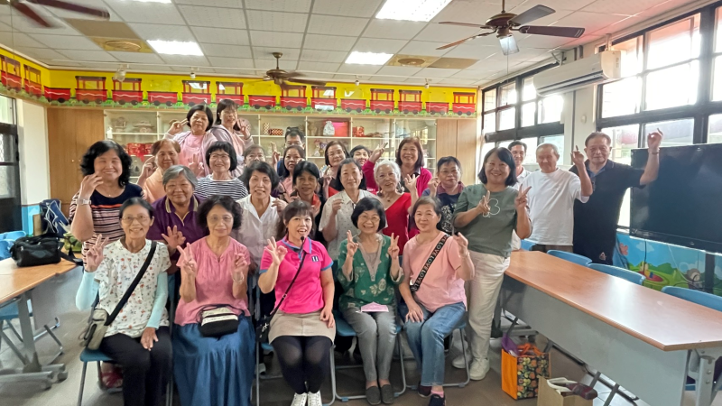 學員們歡樂的與老師合照