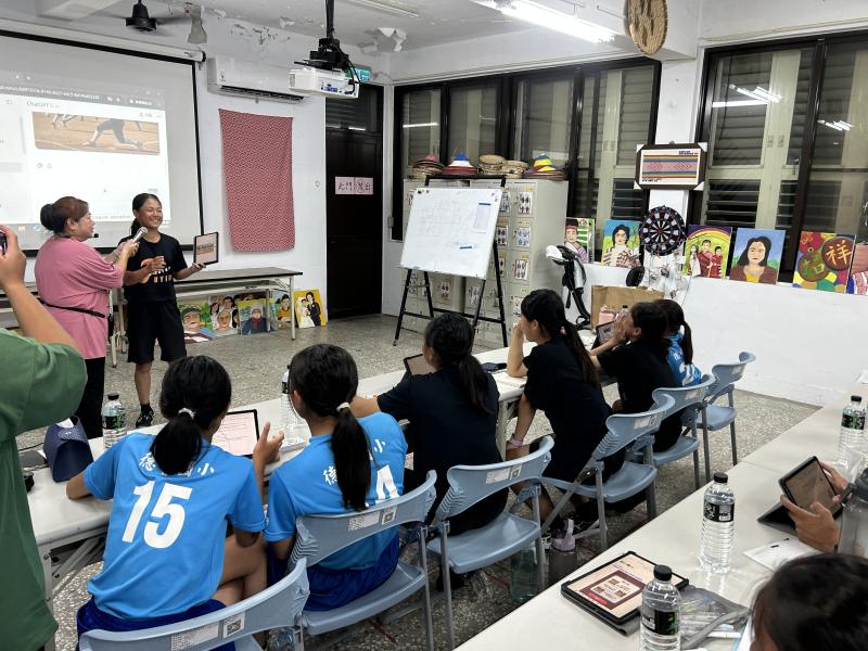 學員們介紹透過AI軟體生成之創意圖像