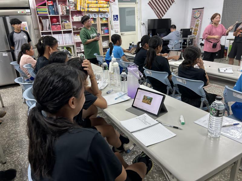 學員進行AI實作並嘗試做筆記