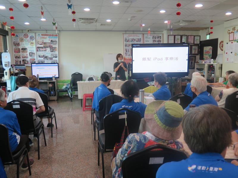 講師細心示範 iPad 操作技巧與應用方法，帶領學員一步步進入數位世界。