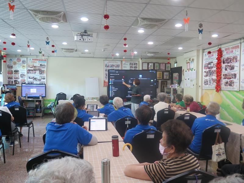 銀髮學員全神貫注聽講，認真記錄每個操作步驟，學習熱忱十足。