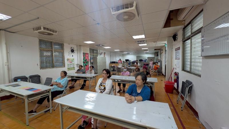 一開始老師就撥放一段AI防詐騙影片來讓學員了解現在如何使用AI 技術來詐騙。