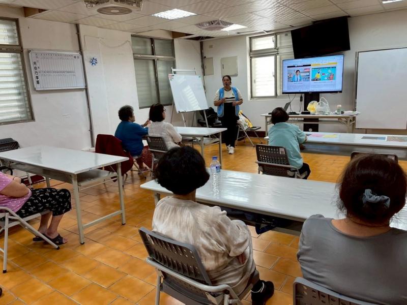 對於操作不熟悉或步驟卡住的長輩，老師會放慢速度，細心示範，並用淺顯的語言解釋每個動作的原因與用途