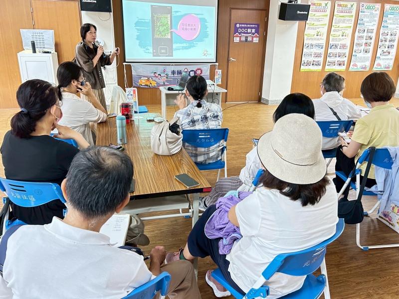 學員們實際操作ＡＰＰ下載照片編輯