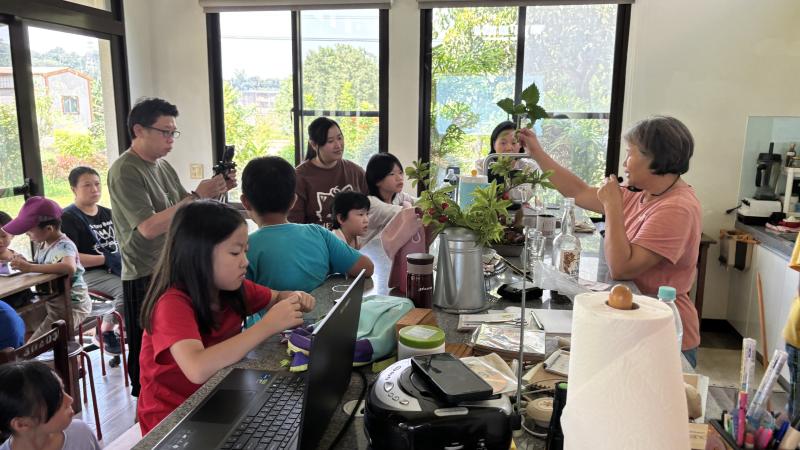 老師向學員介紹植物。