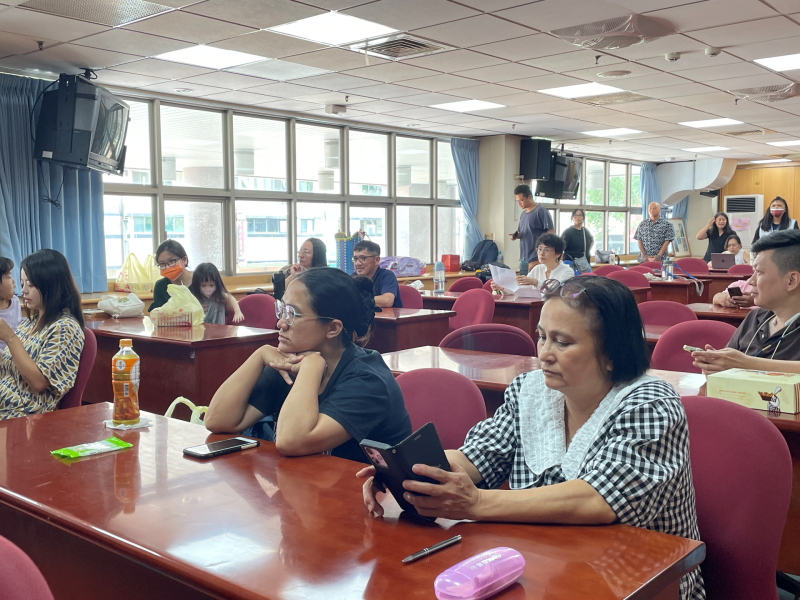 講師正專注地在台上解說課程重點，台下學員凝神聆聽。