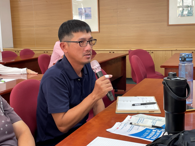 講師正在台上分享重點內容，台下的學員則抓住機會提出問題。