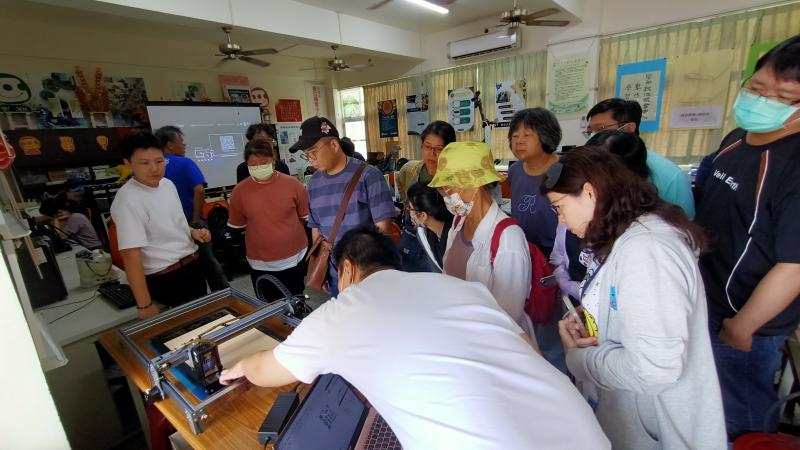 講解雷雕機操作的注意事項，包括安全規範、材料選擇及設定參數，建立學員正確操作觀念。