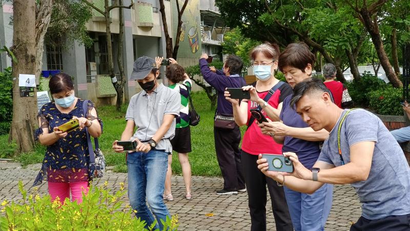 講師示範如何拍花圃 學員們專注於拍攝影片素材