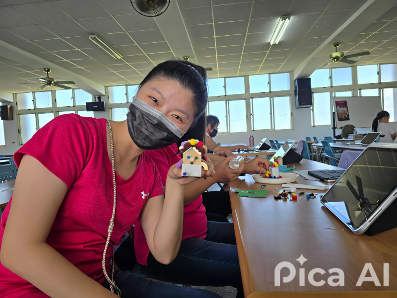 看著學員自信地向大家介紹作品，感到滿滿的成就感與幸福感。