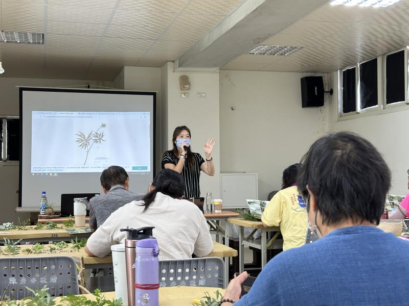 老師在說明如何搜尋植物特徵