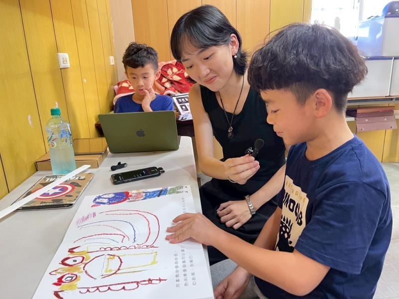 小朋友為自己畫的繪本增加配音