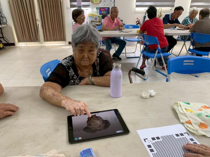 學員操作3D掃描APP