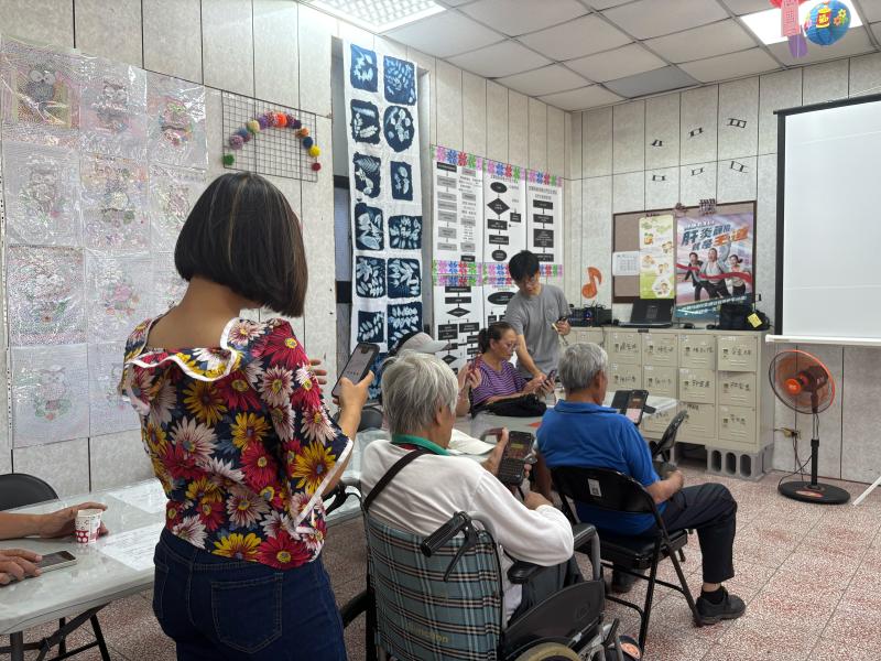 雖然我們的年紀已經不小，但依然懷抱著好奇與學習的心情踏進教室。