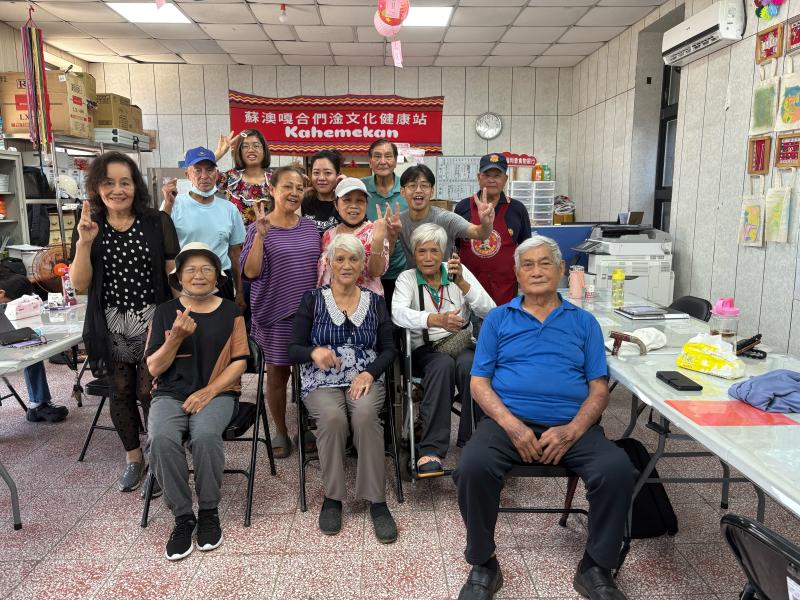 科技不只是年輕人的專利，長輩們也能輕鬆駕馭。這堂課不僅開啟了我們對數位互動的新視野，也讓我們的生活多了一份新鮮與驚喜。