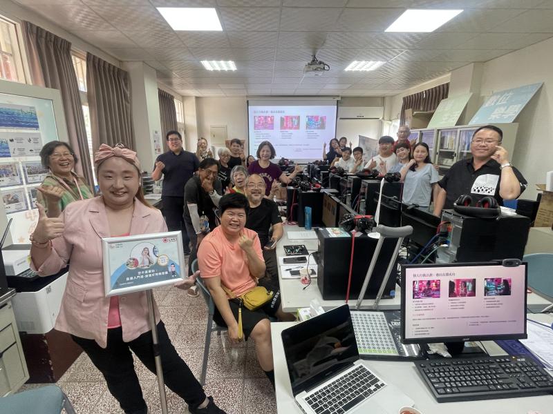 上午課程由拉拉老師以生動案例與深入淺出的方式，帶領學員認識直播行銷的基本概念，並分享成功經驗，讓大家對直播的潛力與應用有了全面的認識。