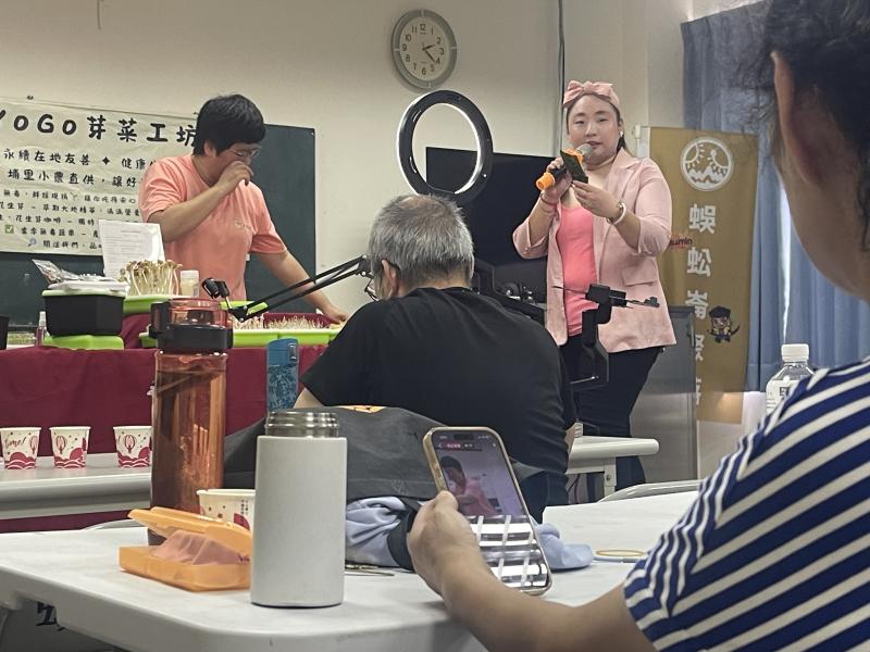 特別安排本班學員、在地小農「芽菜水妹」擔任主角，現場示範如何以鏡頭呈現商品特色，並透過生動的口語介紹吸引觀眾目光。