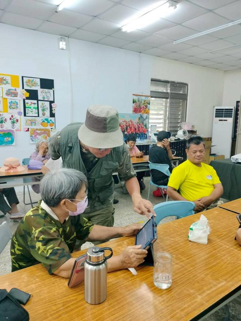 老人家對數位資訊仍保有需求與好奇，常常想了解如何使用手機、拍照或上網查詢資訊。