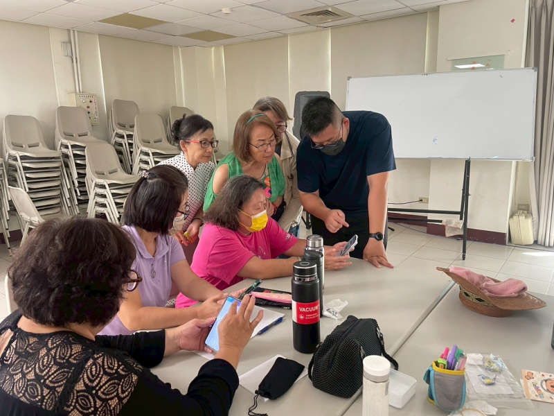 在課程中，張恩睿老師帶領大家進入數位剪輯的魔法世界。看著學員們在老師的耐心指導下，將拍攝的片段剪輯成一支支動人的影片。