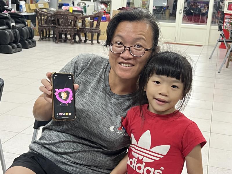 使用小孩的照片設計貼圖，保存回憶，實踐數位設計的學習過程。