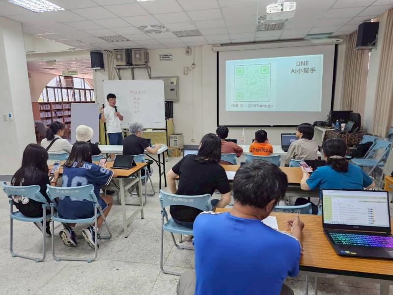 老師教導大家如何運用生活常用的AI工具