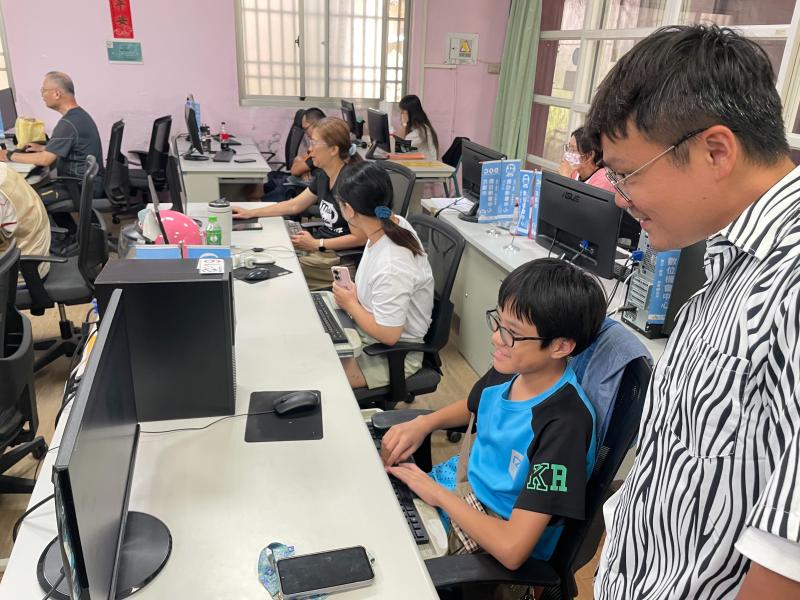 學員們直呼：「原來做設計可以這麼簡單！」從零基礎到完成一份亮眼的作品，大家收穫滿滿～