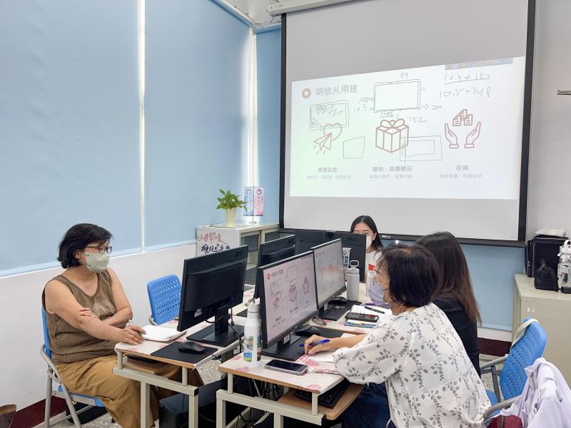 明信片最主要的用途是傳遞訊息、分享經驗與情感，它能讓收件者透過實體卡片，感受寄件者的心意與當下的情境。