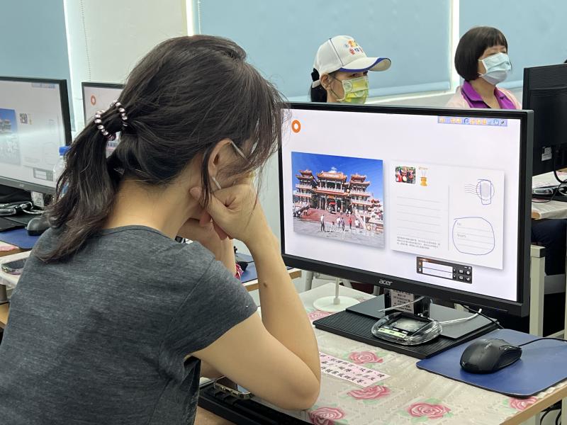 要設計一張引人注目的明信片，影像的選擇至關重要。以屏東車城鄉為例，引導學員如何選擇照片並進行編排。