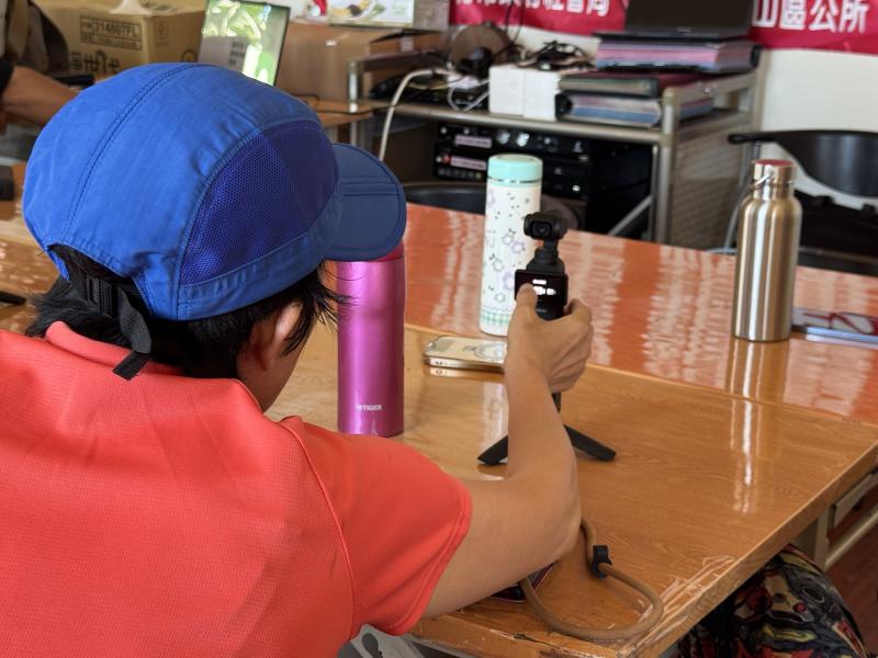 老師講解器具後,學員自己操作攝影器材