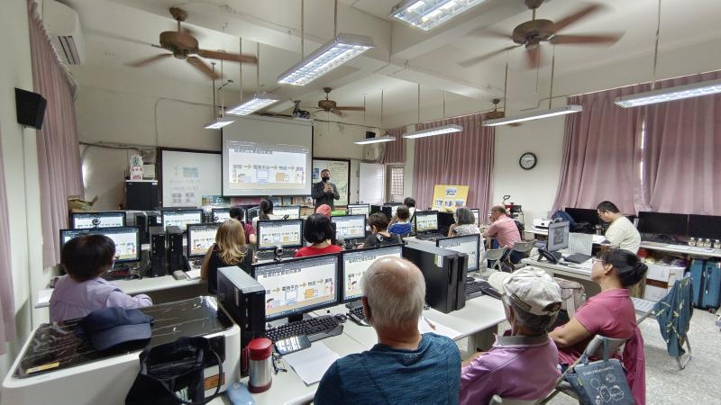 講師說明電商的主要組成要素