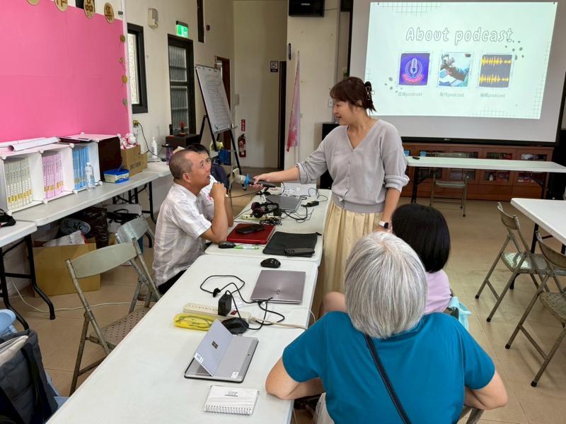 老師先帶著大家動腦想主題，從日常生活趣事、在地文化到客家故事，大家都熱烈分享。