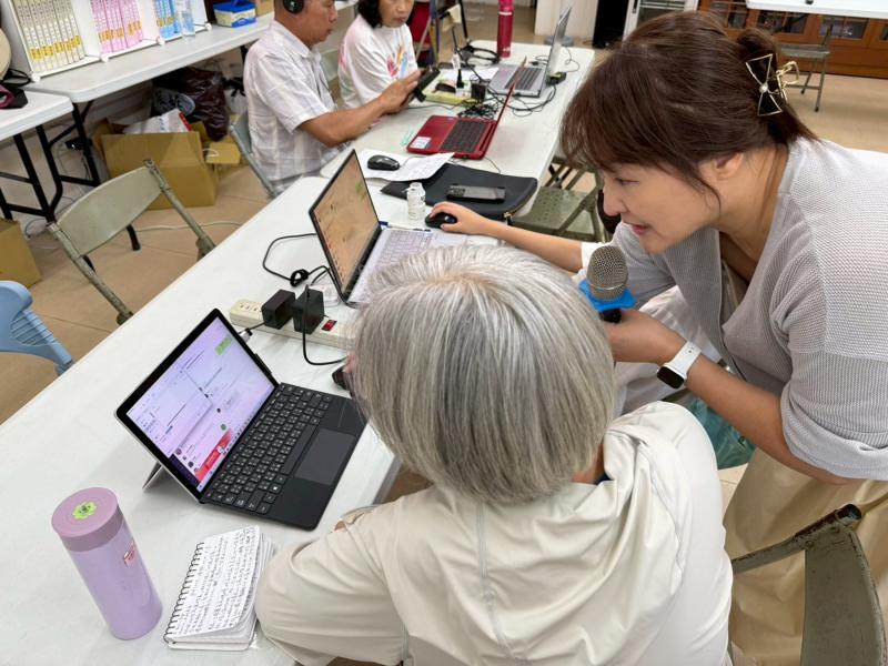 老師一步步教導學員如何使用剪輯軟體