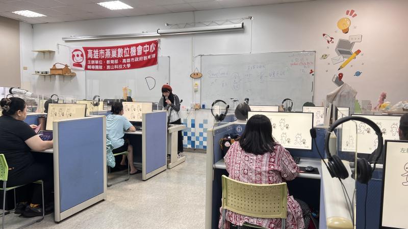 老師在課程中講解如何:在聊天中使用的圖片訊息表情,能表達情緒、個人特色。