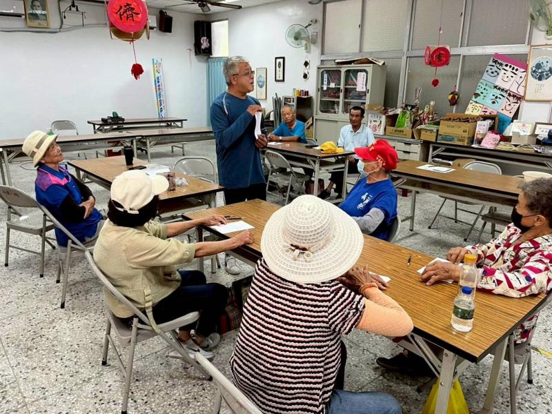 討論鄉土文化以及想雕刻的畫面