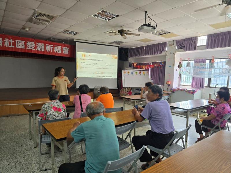 講師利用簡報分析資訊給學員了解