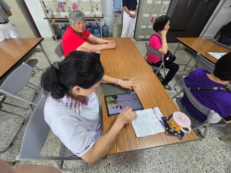 學員一邊認真作筆記.一邊用平板參考