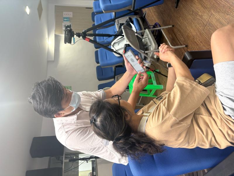 老師說直播比想像中更考驗臨場反應。人潮、燈光、聲音都不斷變化，需要隨時調整鏡頭角度與收音方式。