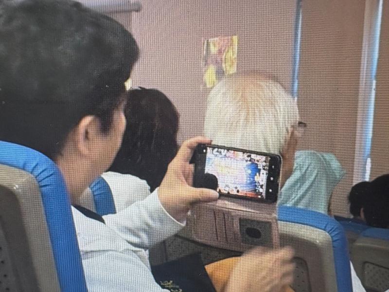 當有人在螢幕上打出加油時，感覺自己不只是記錄比賽，更是橋樑，把現場的熱情帶到網路上。