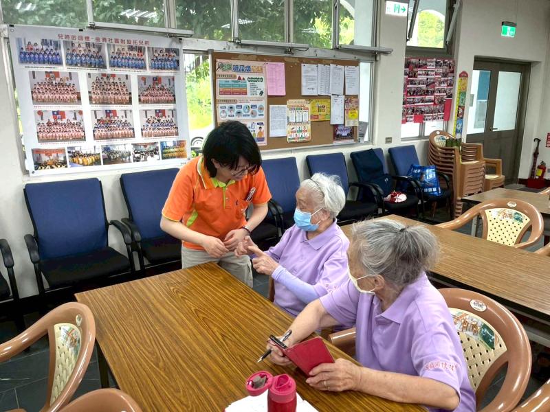 執秘協助民眾手機操作