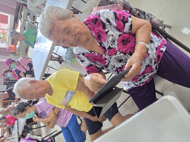 長者首次用平板操作 Google Map,驚呼方便又有趣。